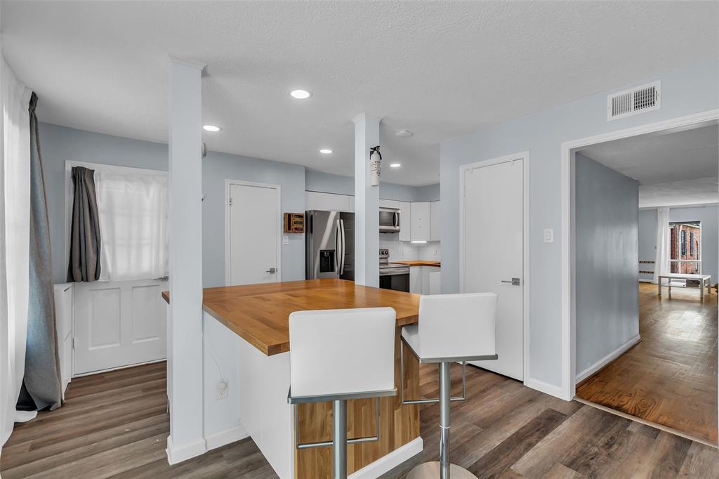 Property Photo: 386 N Post Oak Lane TX 77024