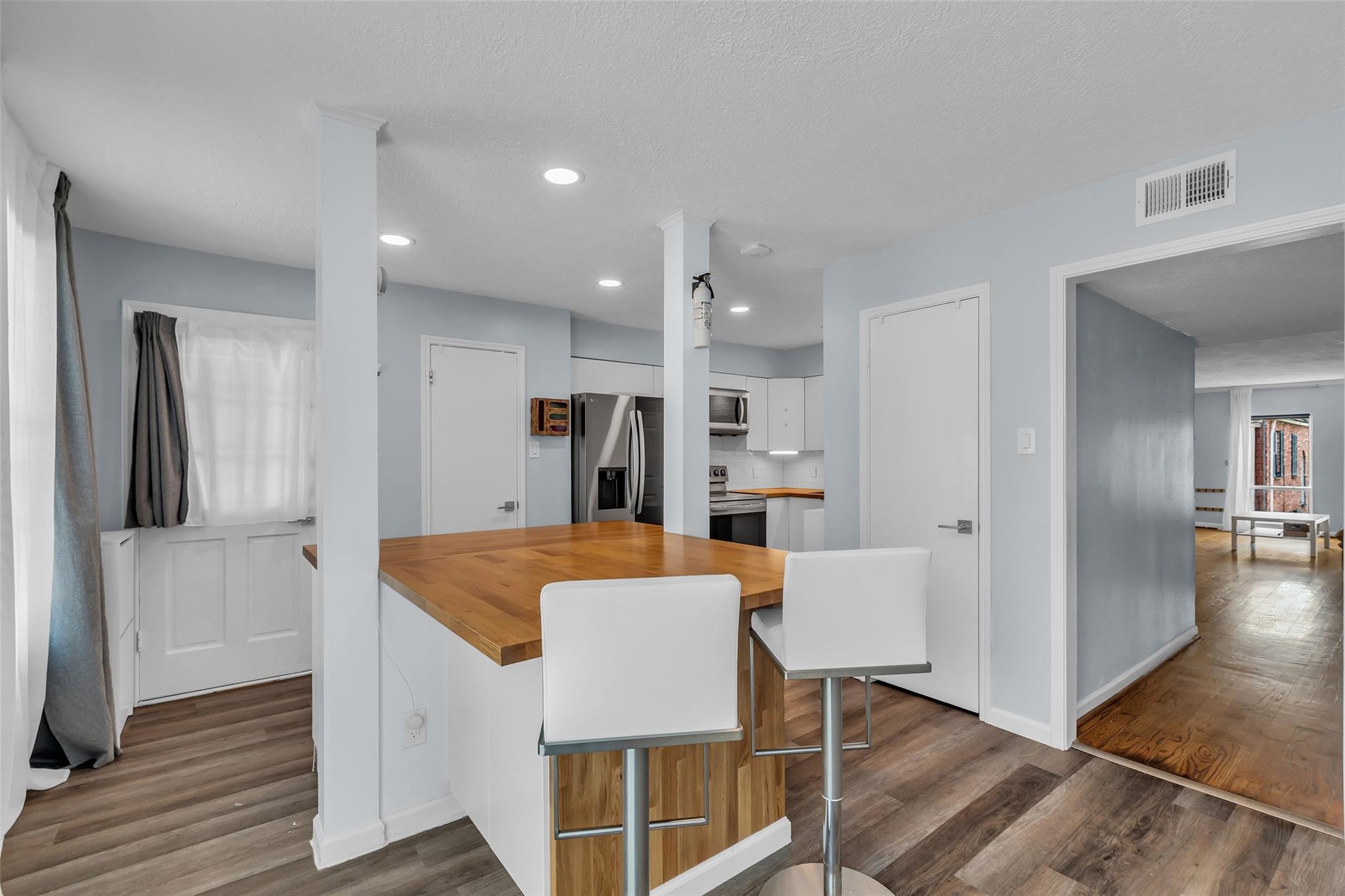 Property Photo:  386 N Post Oak Lane  TX 77024 