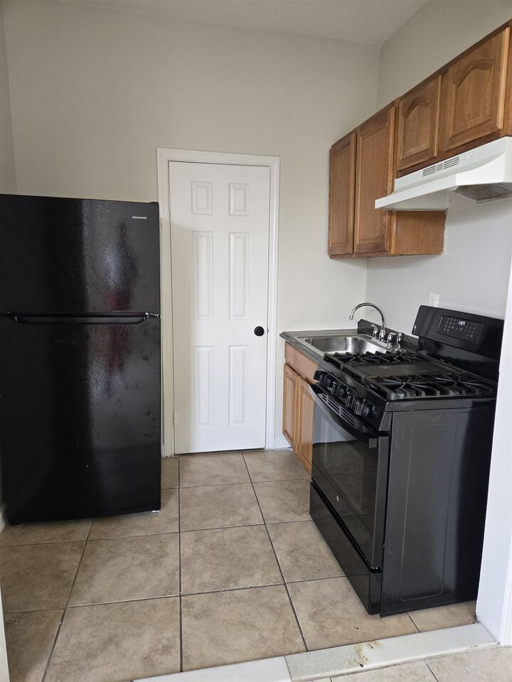 Property Photo: 142 Johnson Ave 3L NJ 07108