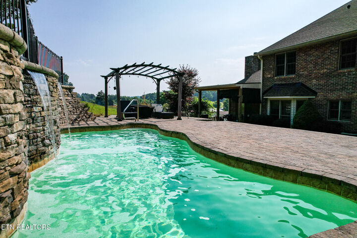 Property Photo: 945 Dashaway Rd TN 37641