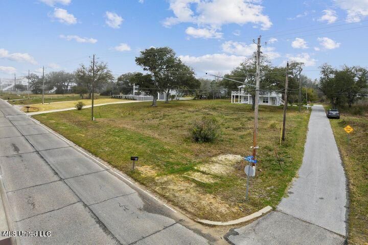 Property Photo:  517 N Beach Boulevard  MS 39576 