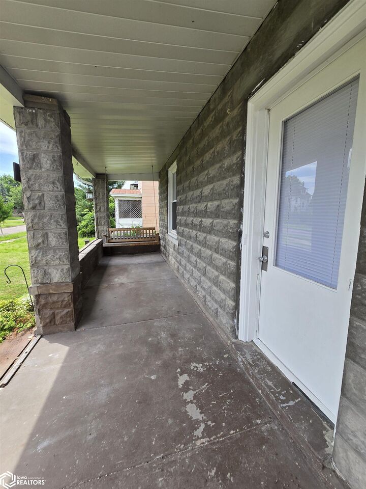 Property Photo: 1613 Lincoln Street IA 52601