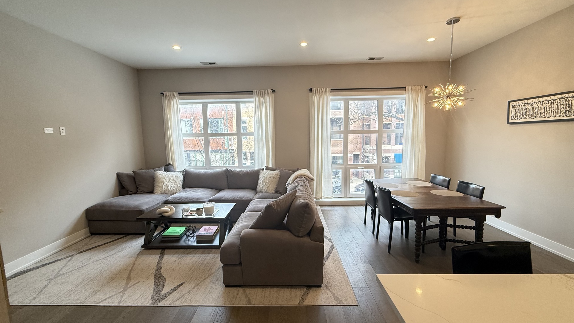 Property Photo: 2930 N Lincoln Avenue 3 IL 60657