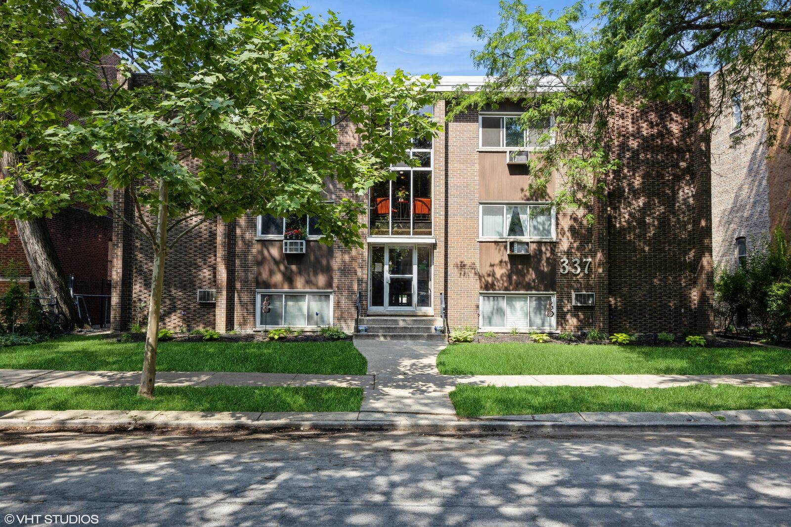 Property Photo: 337 S Maple Avenue 11 IL 60302