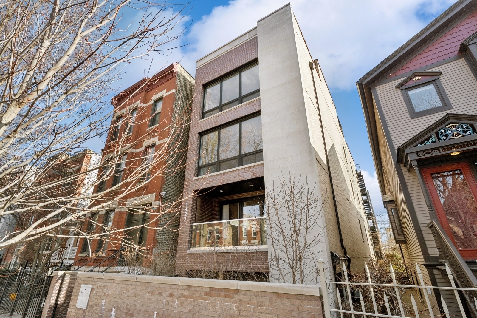 Property Photo: 1423 W Huron Street 1 IL 60642