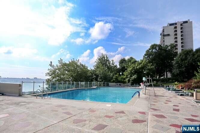 Property Photo: 6 Horizon 2002 NJ 07024