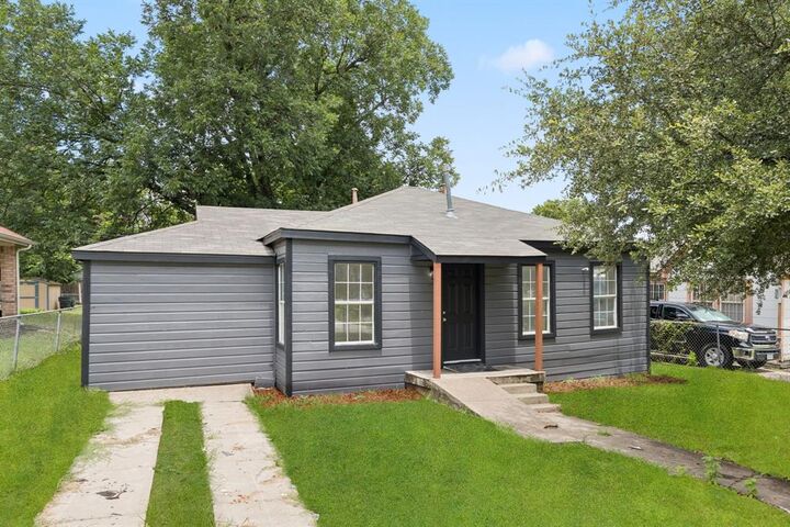 Property Photo: 1559 E Ohio Avenue TX 75216