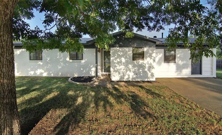 Property Photo:  1400 SE 23rd Avenue  TX 76067 