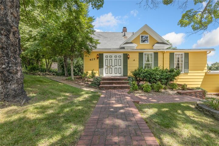 Property Photo: 625 W College Avenue AR 72601