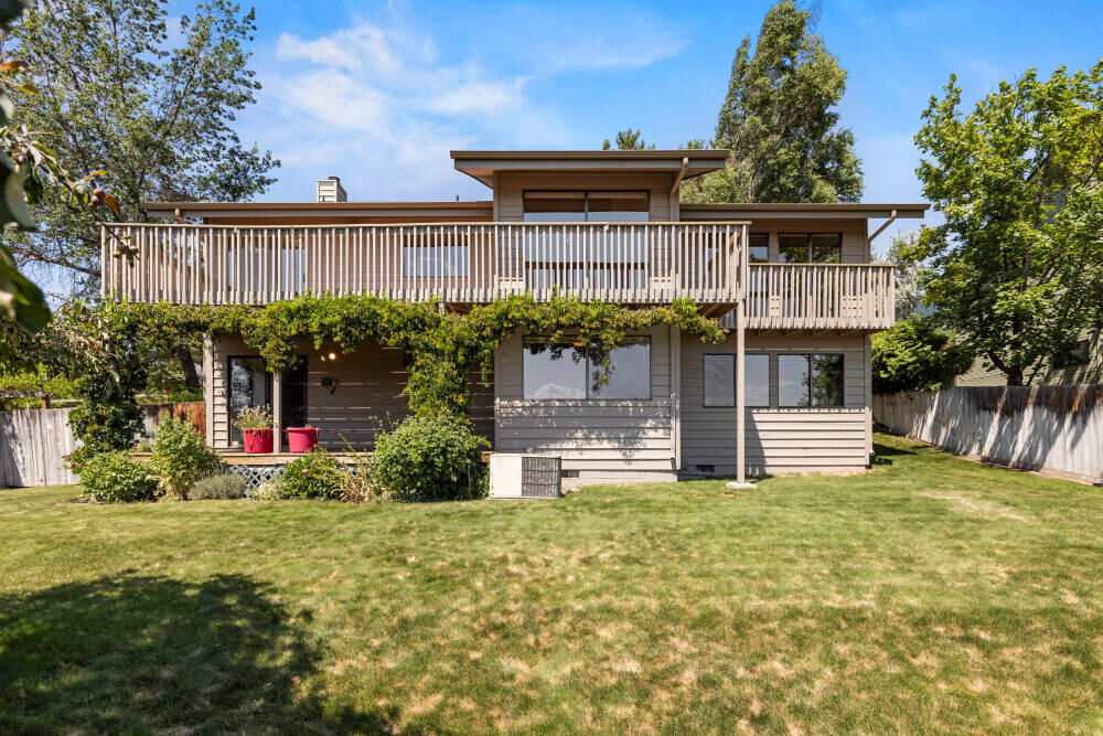 Property Photo: 1620 Ridgecrest Drive OR 97601