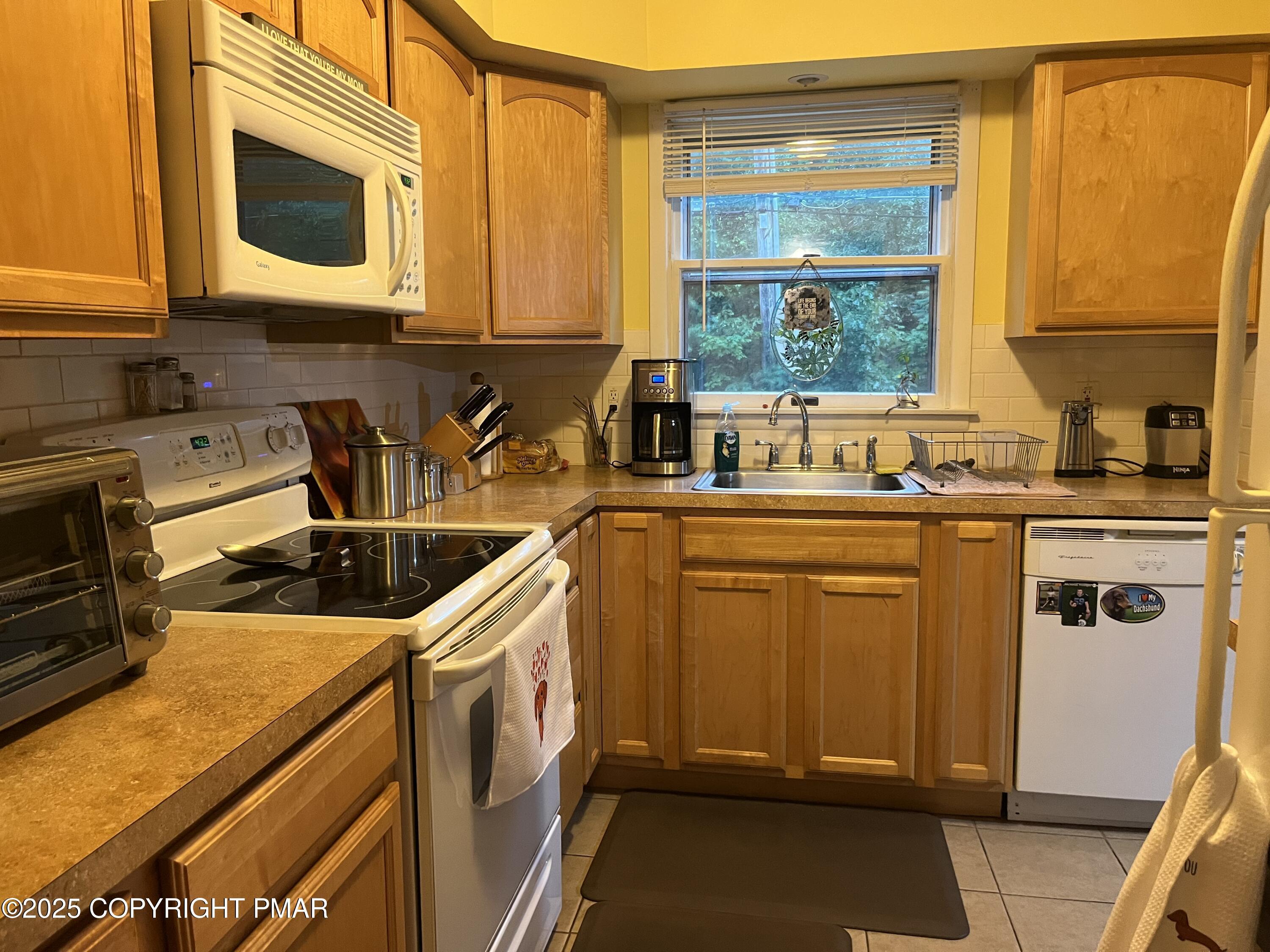 Property Photo: 1256 Chateau Drive PA 18302