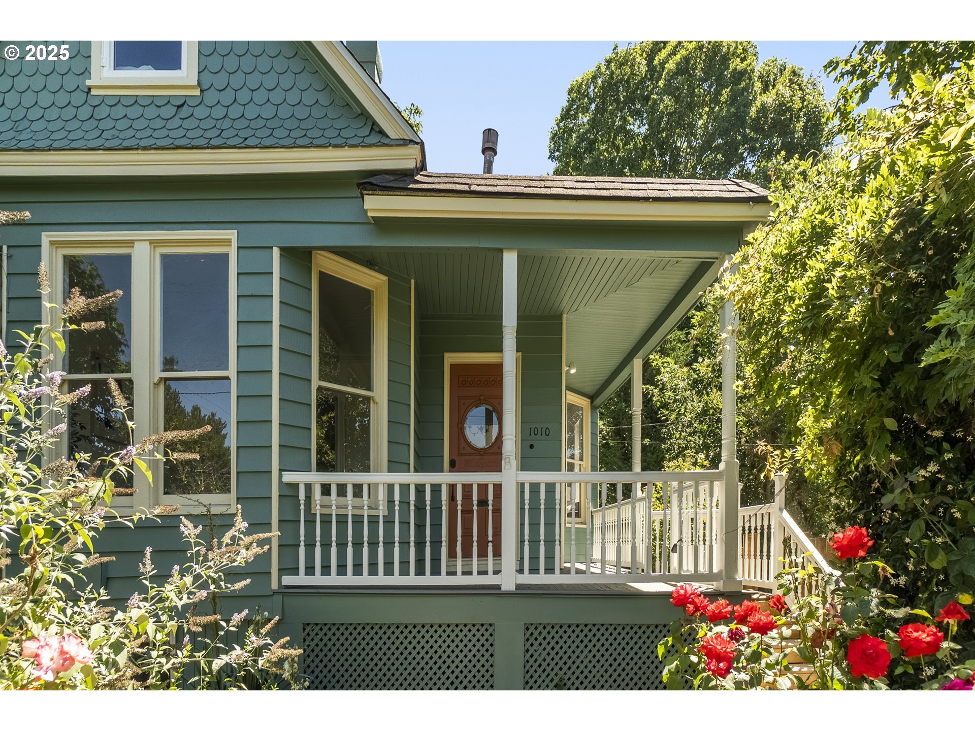 Property Photo:  1010 SE 49th Ave  OR 97215 