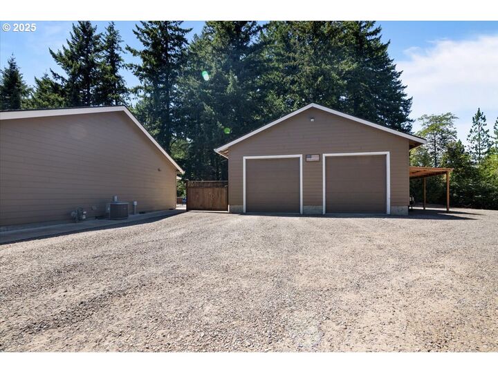 Property Photo: 201 Ironwood Ct OR 97358