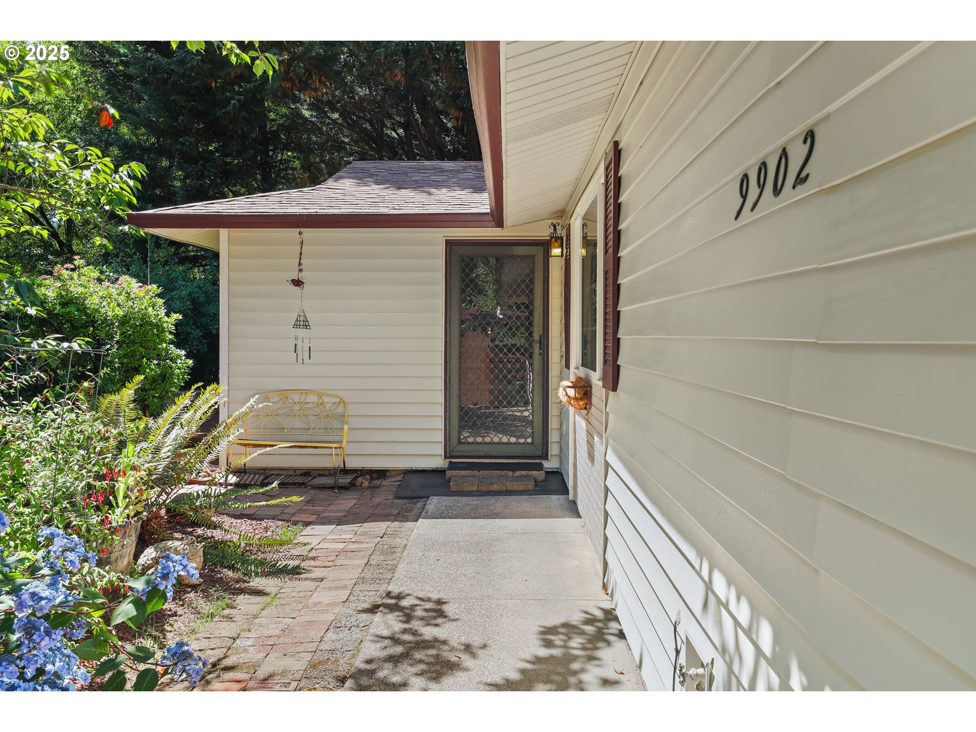 Property Photo:  9902 NE Oakhurst Dr  WA 98662 