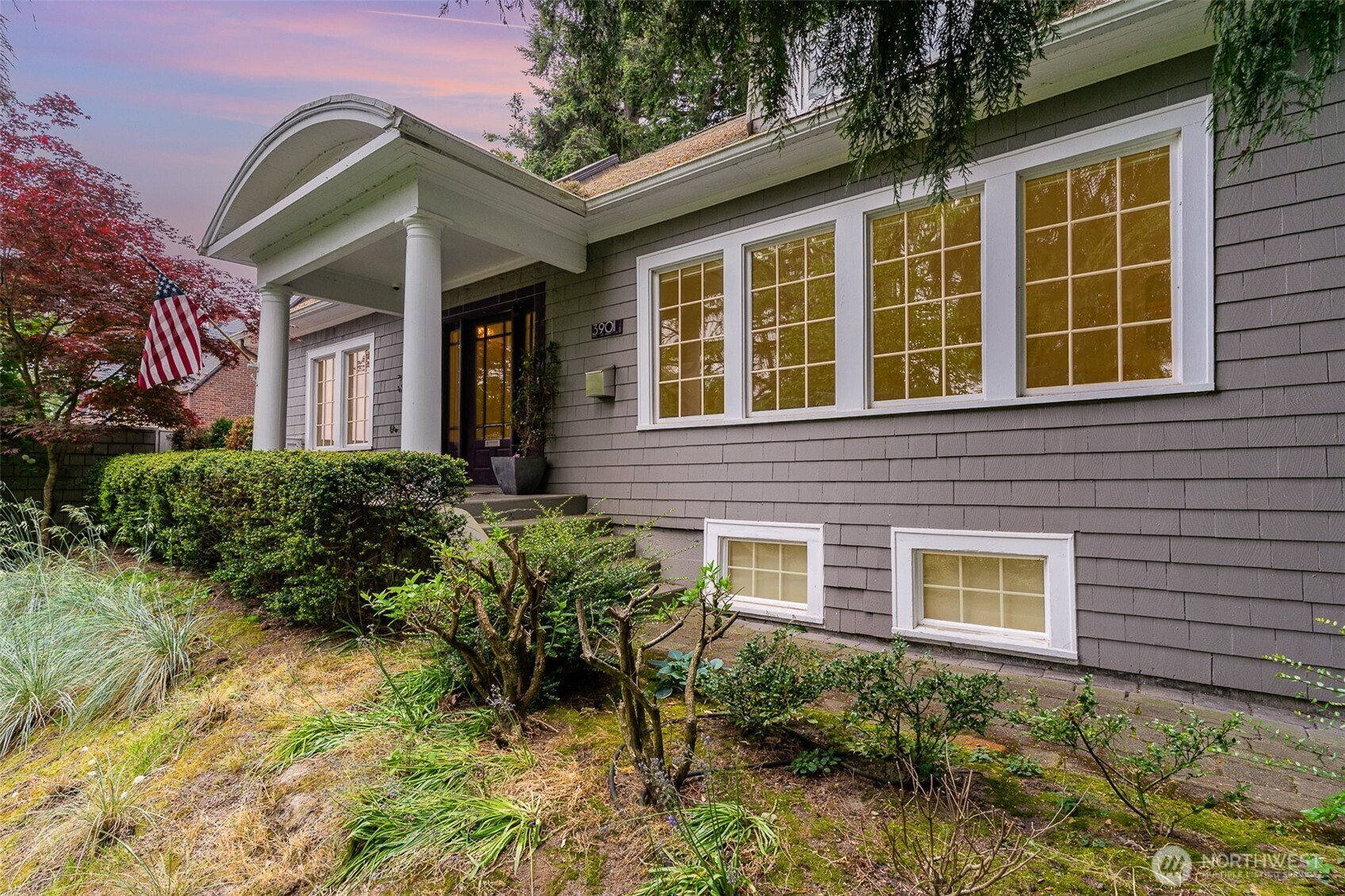 Property Photo: 3901 S Court Street WA 98144