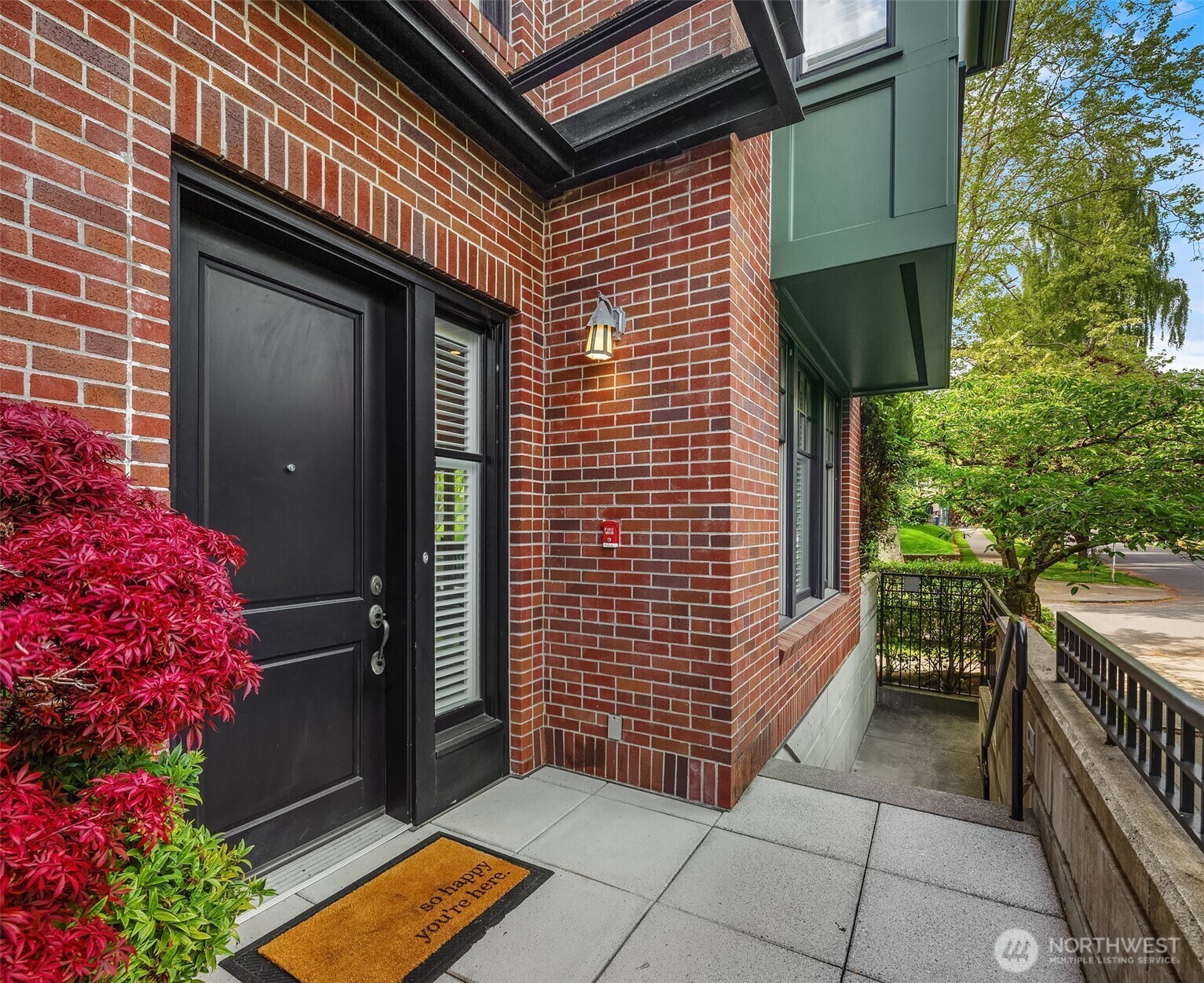 Property Photo:  101 W Comstock Street 101  WA 98119 