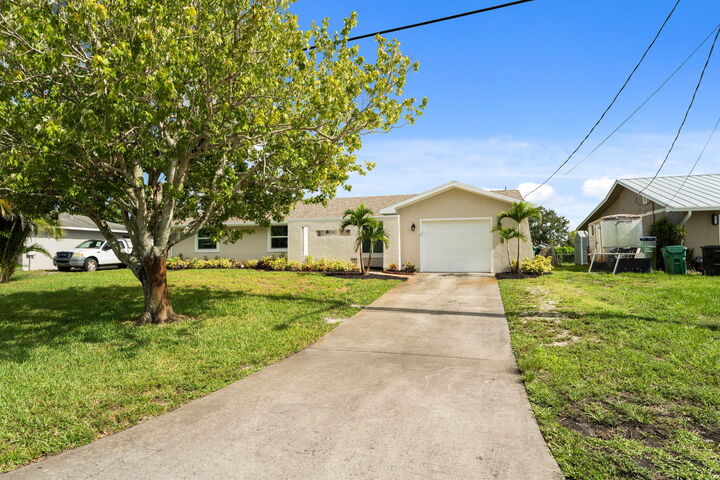 Property Photo: 372 SE Oakridge Drive FL 34984