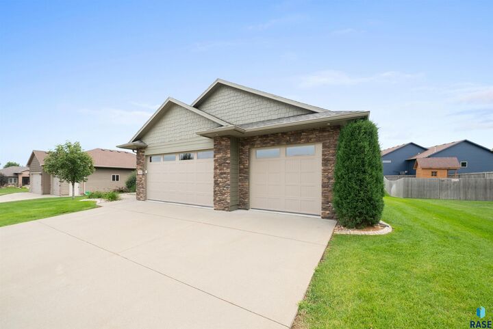 Property Photo: 7005 E Archstone St SD 57110