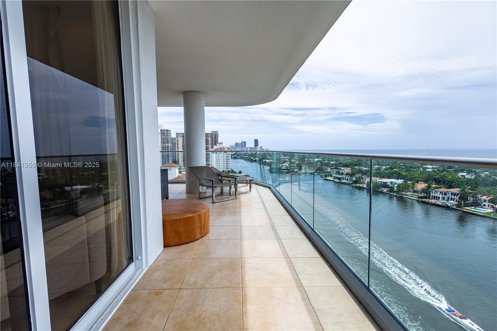 Property Photo: 19707 Turnberry Way 18J FL 33180
