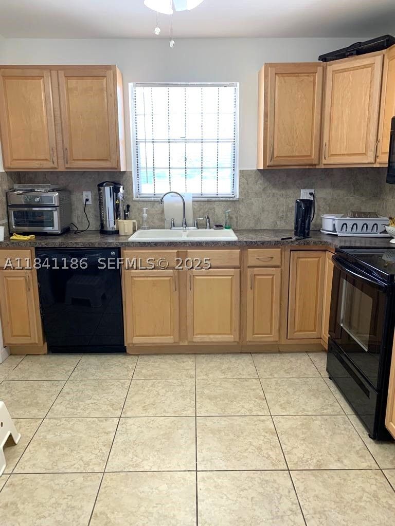 Property Photo:  5160 SW 40th Ave 26D  FL 33314 