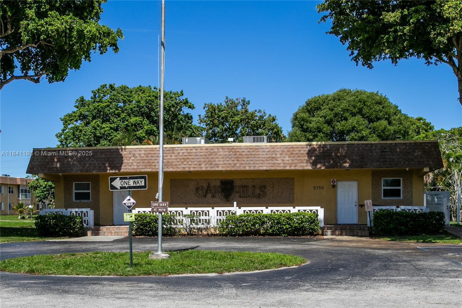 Property Photo:  5160 SW 40th Ave 26D  FL 33314 
