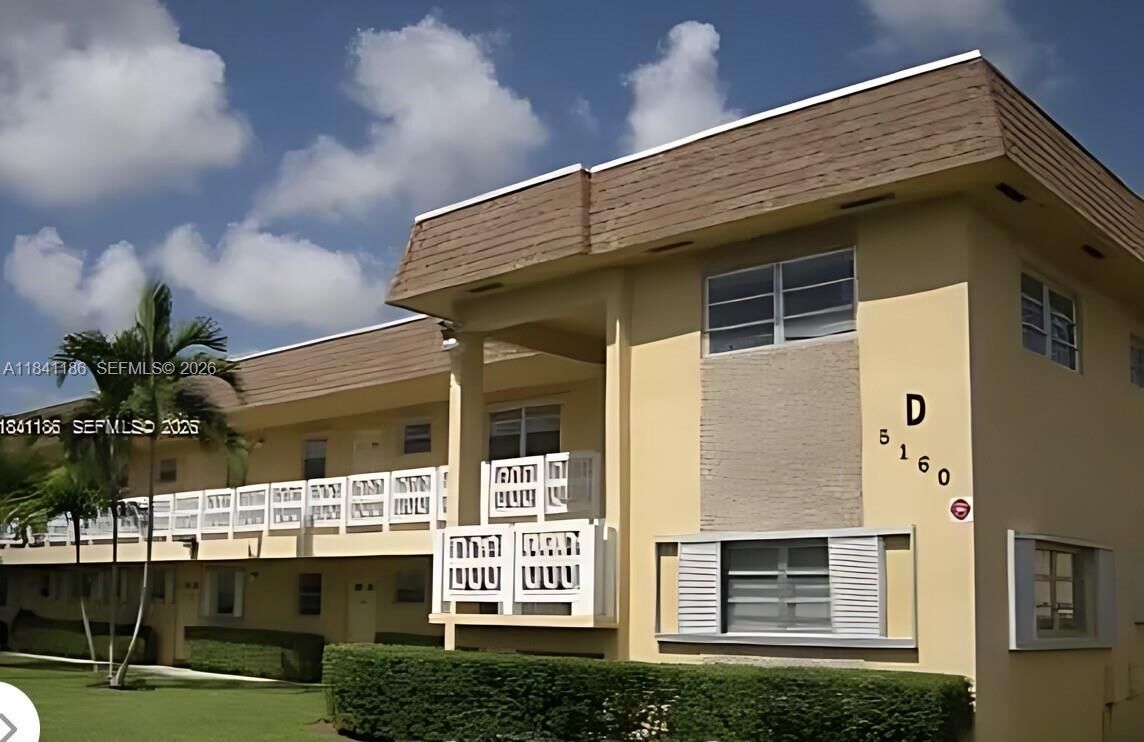 Property Photo:  5160 SW 40th Ave 26D  FL 33314 