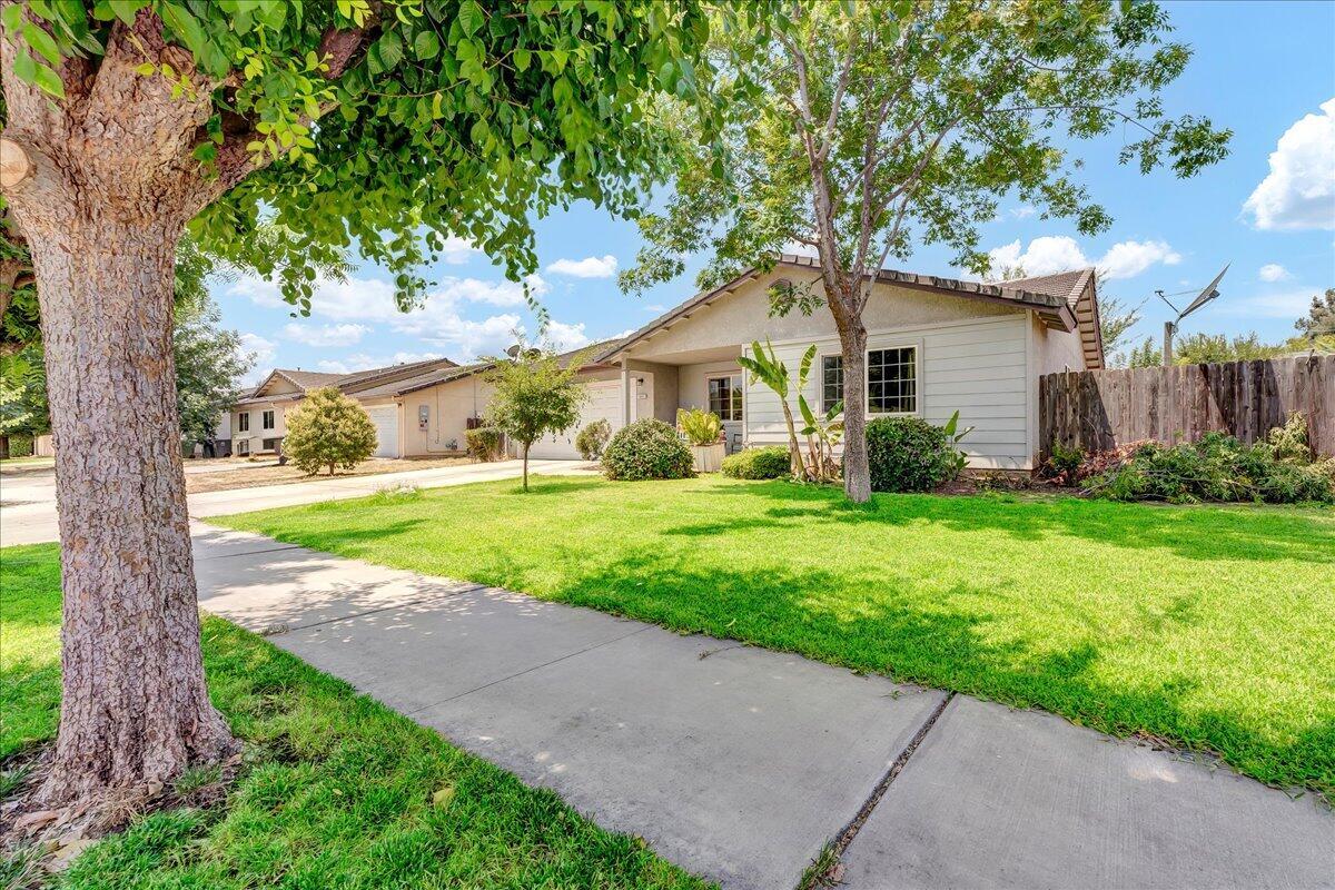 1065 W Yale Avenue  Lindsay CA 93247 photo