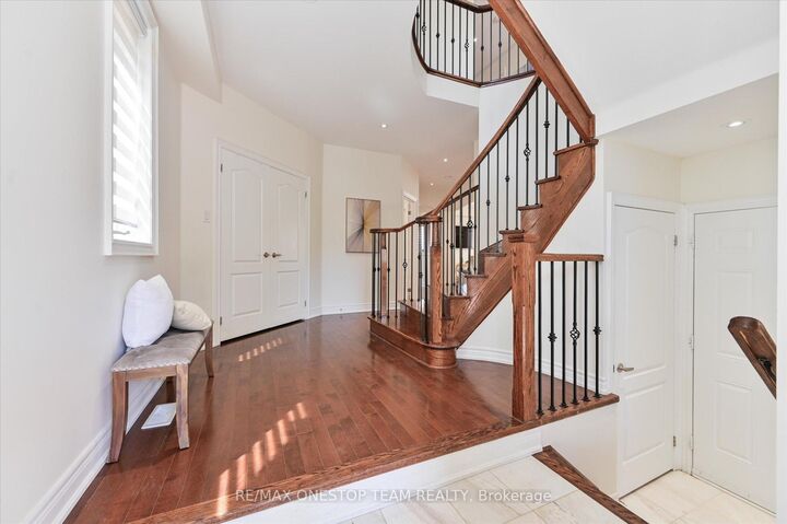 Photo de la propriété:  82 Heritage Estates Road  ON L6A 3V5 