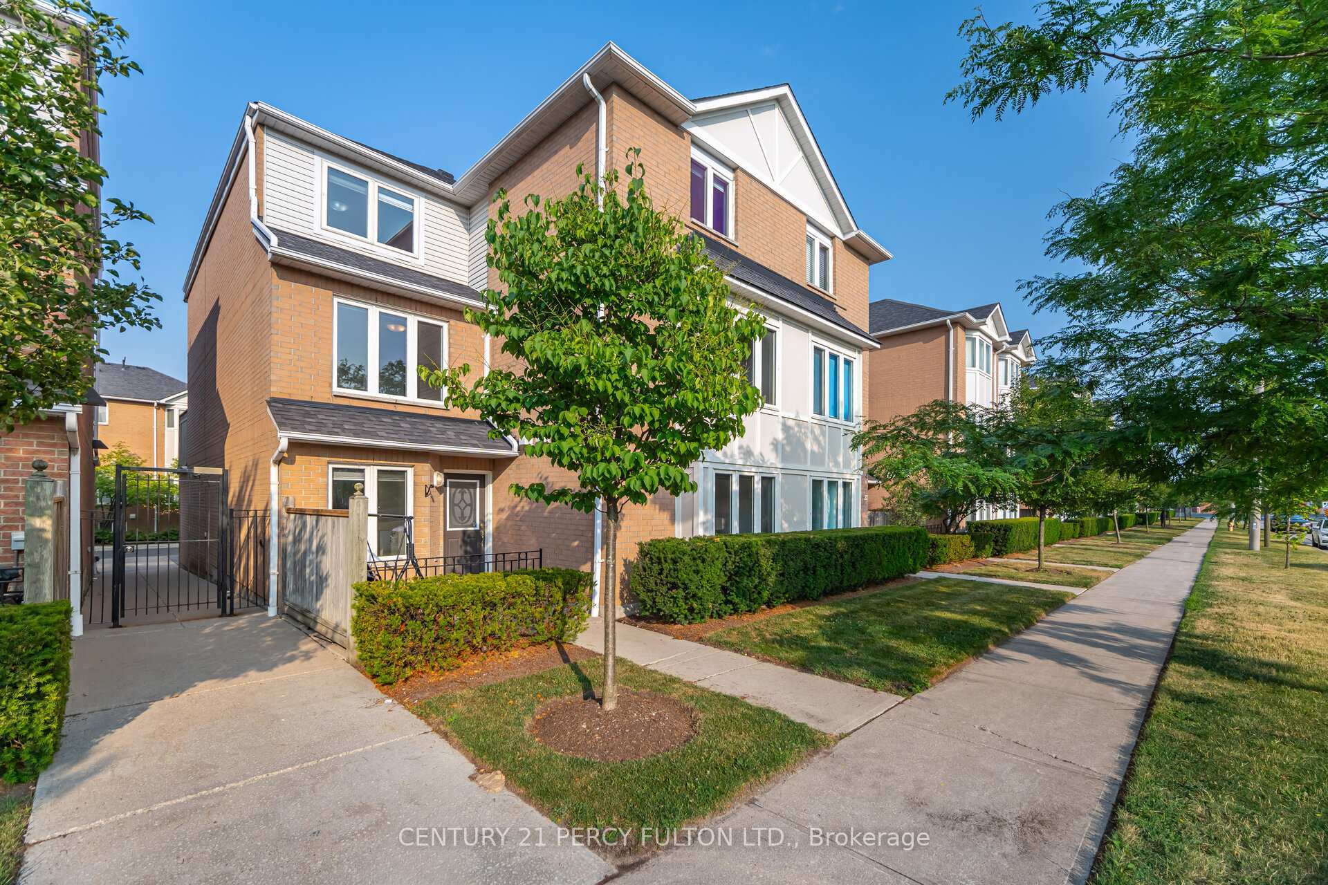 Property Photo: 29 Mondeo Drive ON M1P 5B6