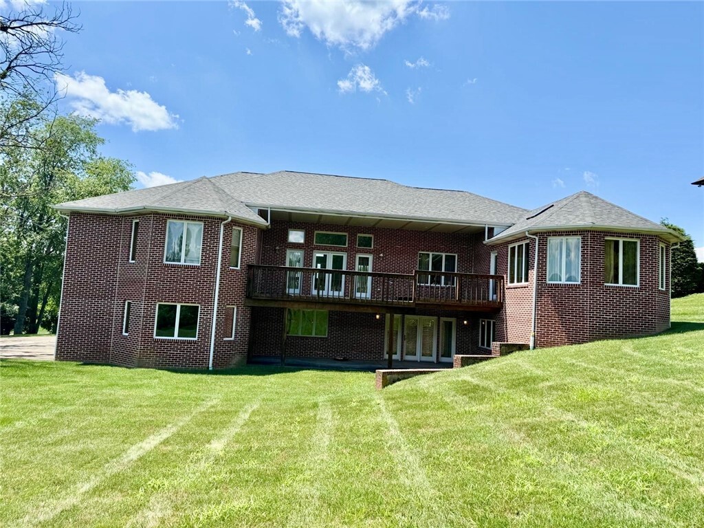 Property Photo: 365 Saratoga Dr PA 15401