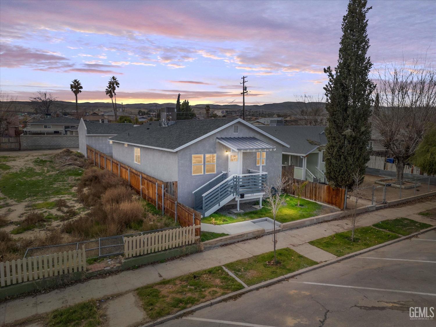 Property Photo: 313 Woodrow Street CA 93268