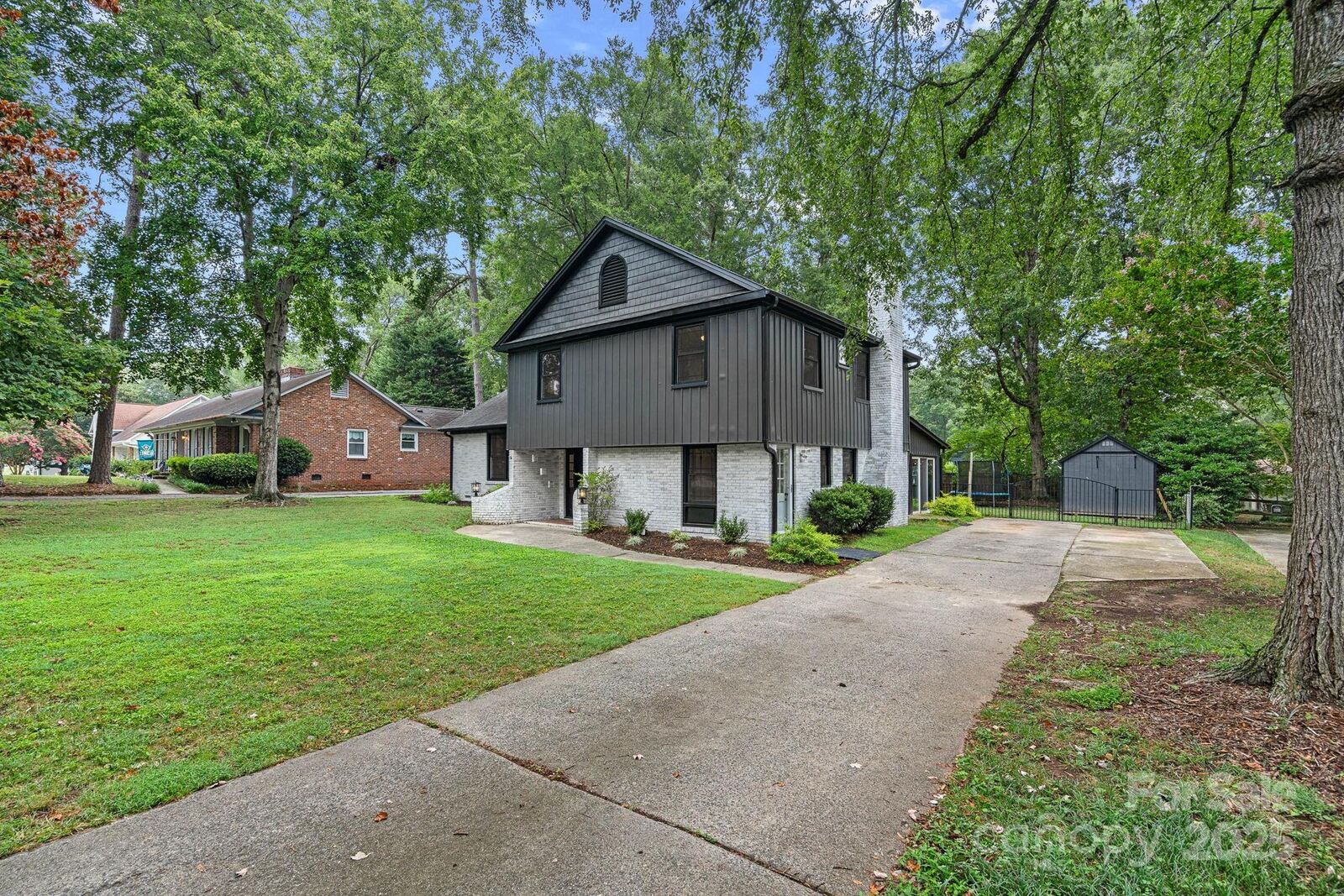 Property Photo: 1108 Braeburn Road NC 28211