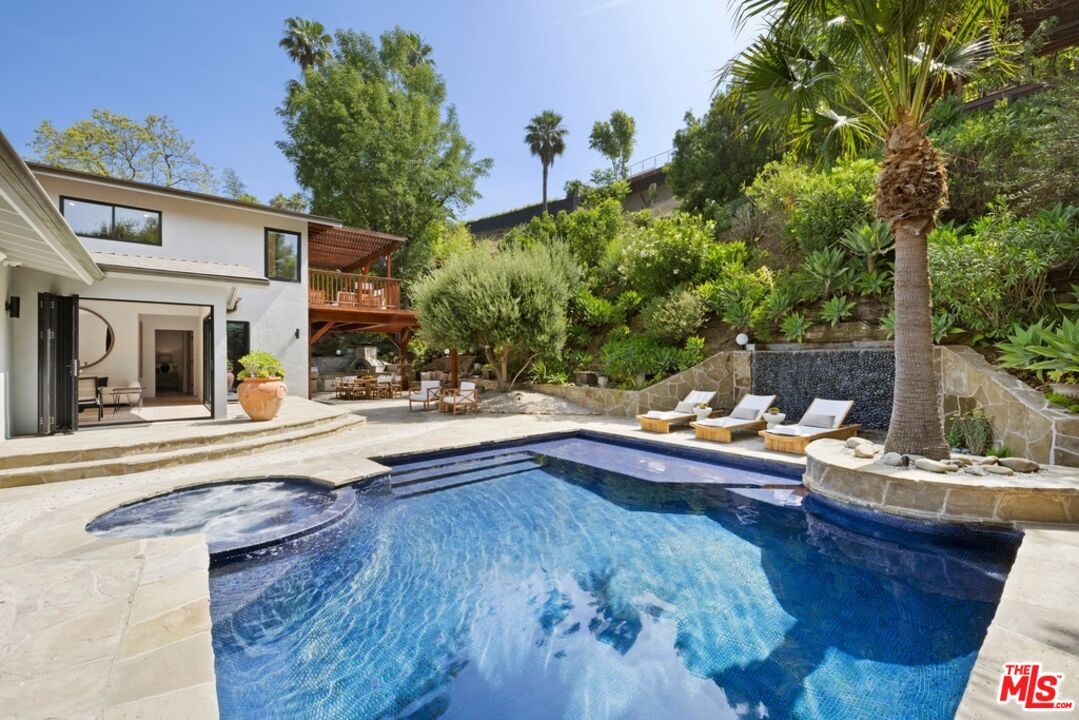 Property Photo:  2716 Laurel Pass  CA 90046 