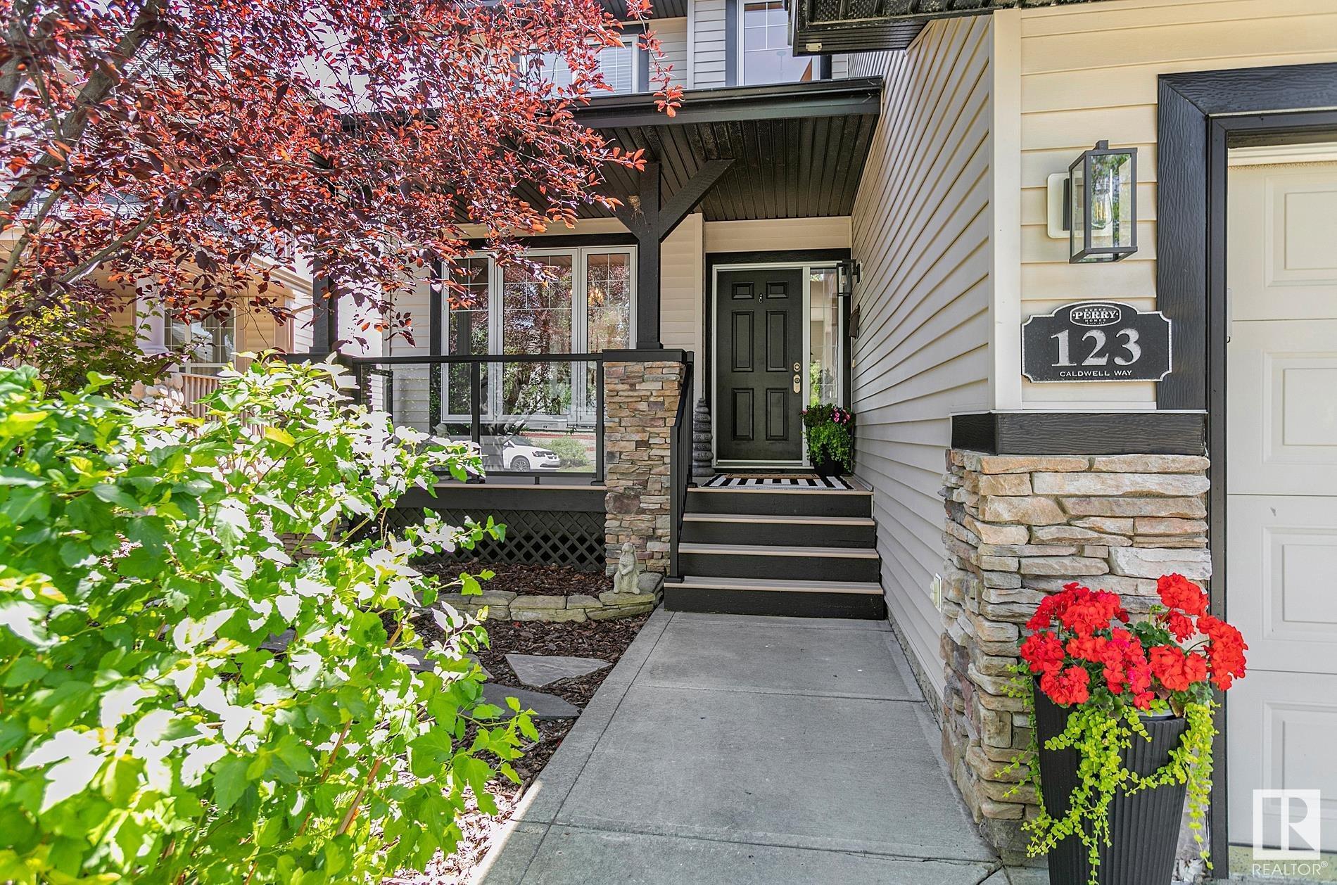 Property Photo:  123 Caldwell Way NW  AB T6M 2X1 