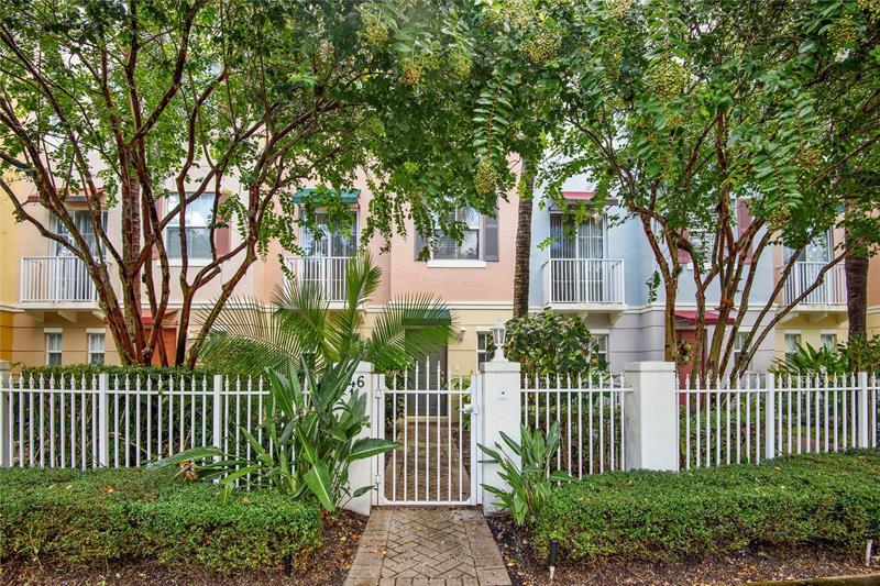 Property Photo: 546 NE 7th Ave 1 FL 33301
