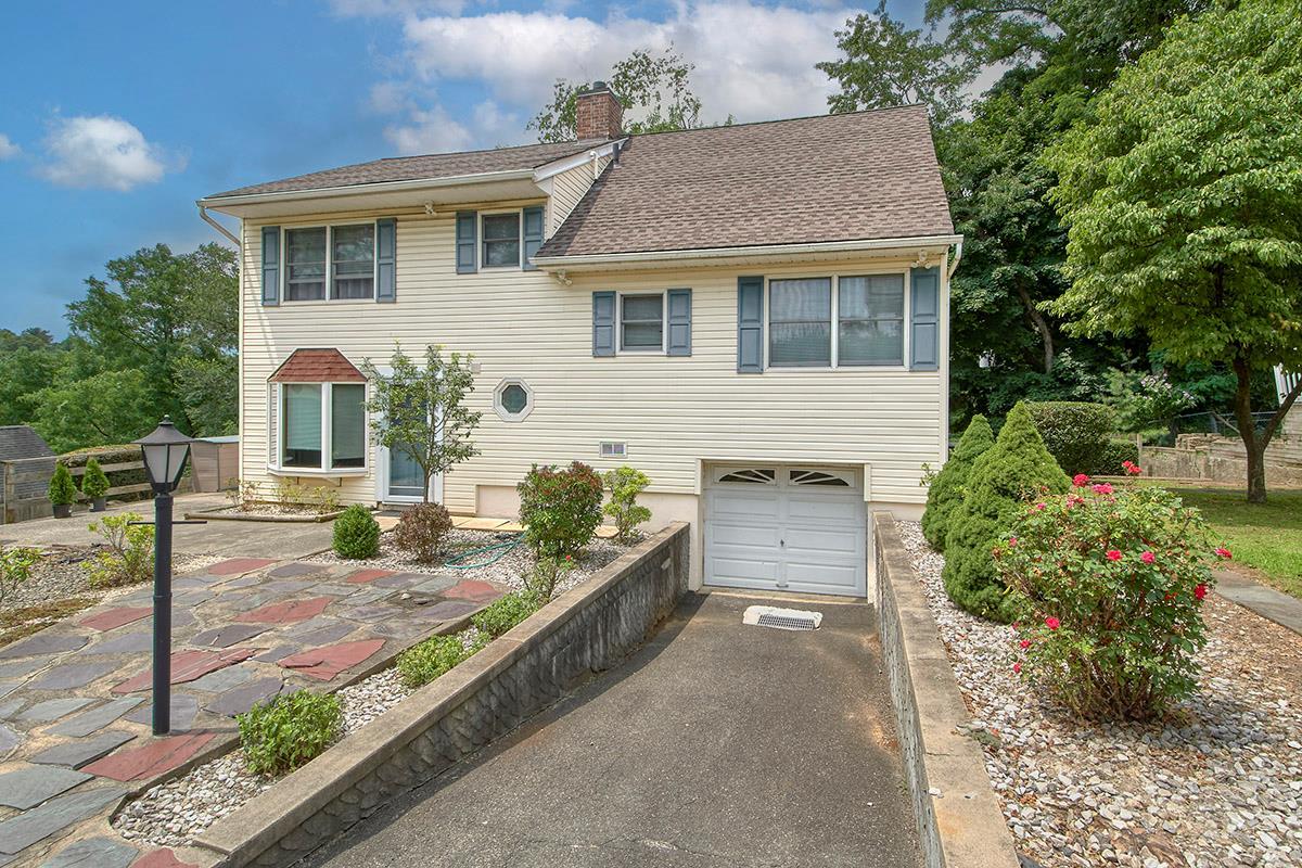 Property Photo: 1 Parkview Avenue E NY 10604