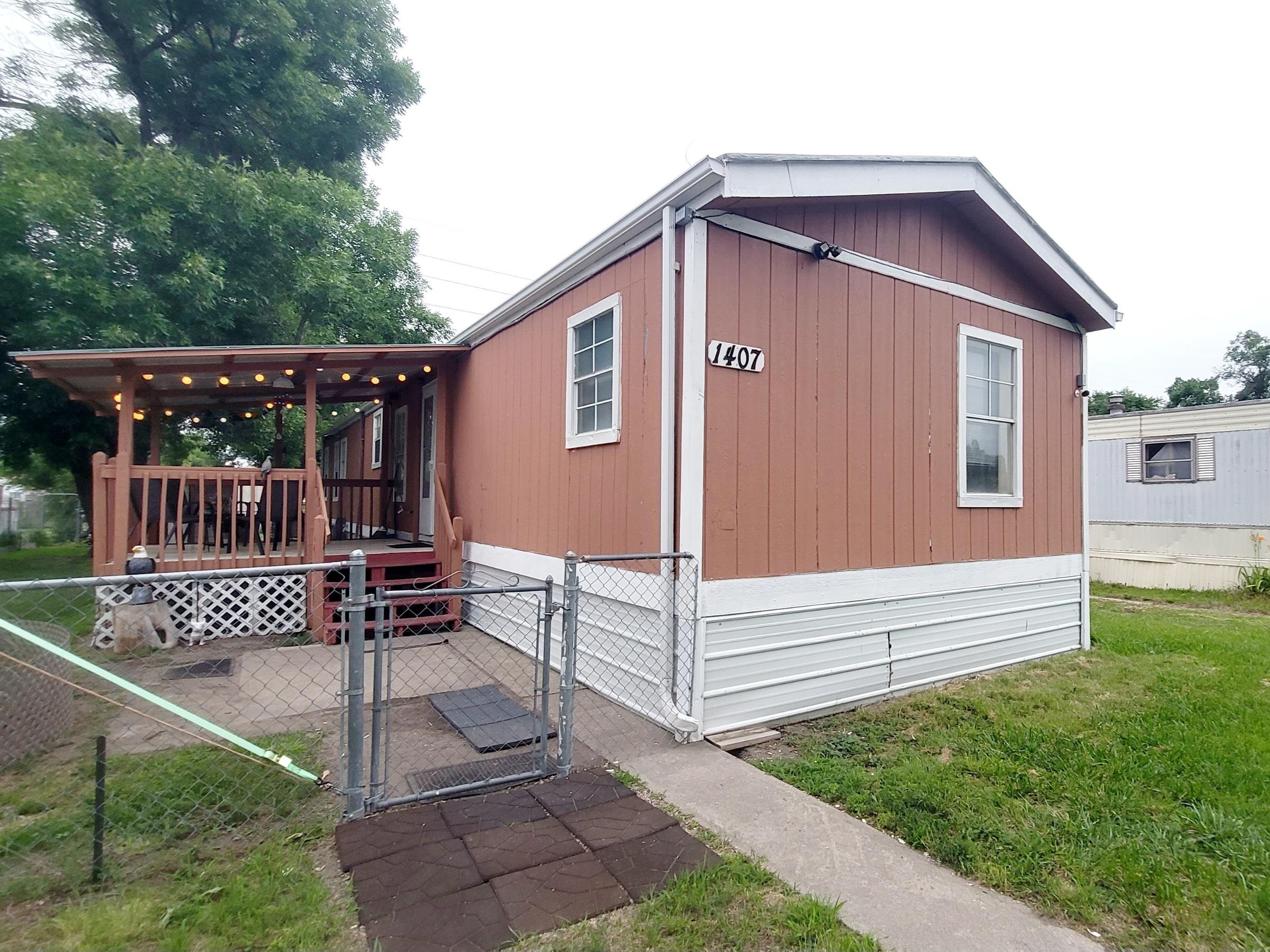 Property Photo:  1407 E 12th  NE 69101 