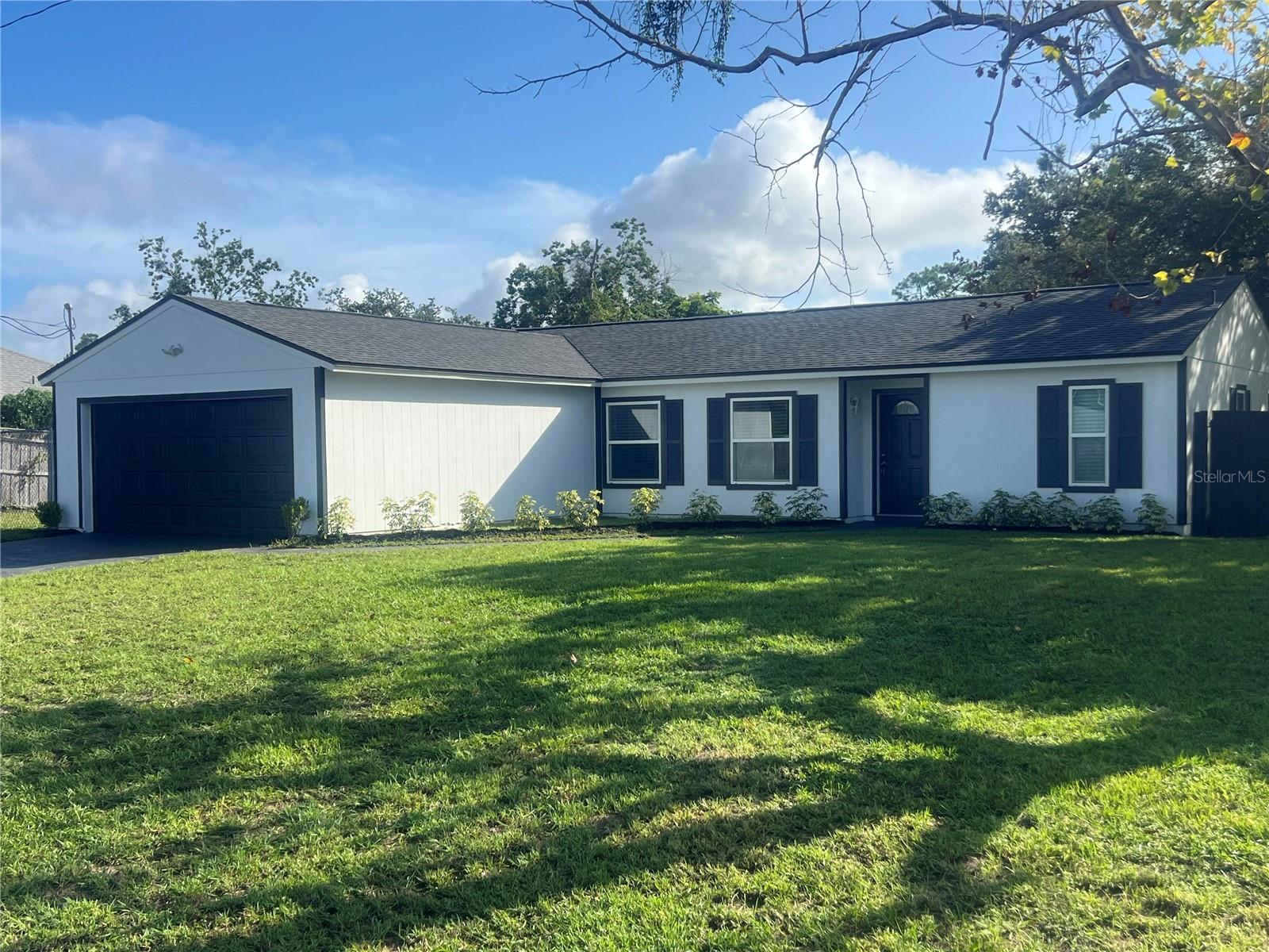 Property Photo: 2941 Desmond Court FL 32738