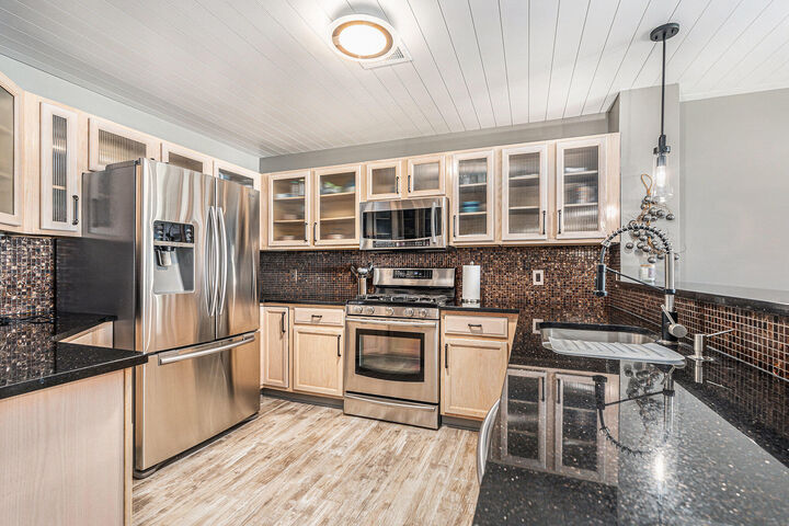 Property Photo: 927 W Savidge Street MI 49456
