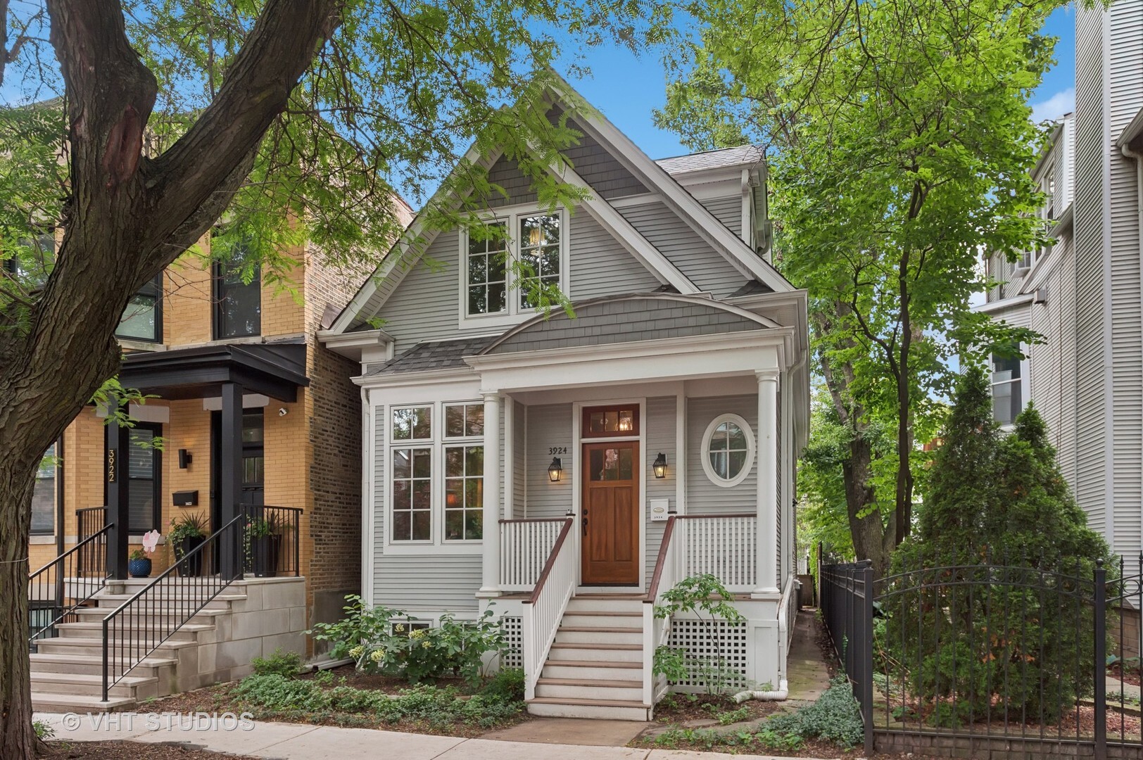 Property Photo: 3924 N Paulina Street IL 60613