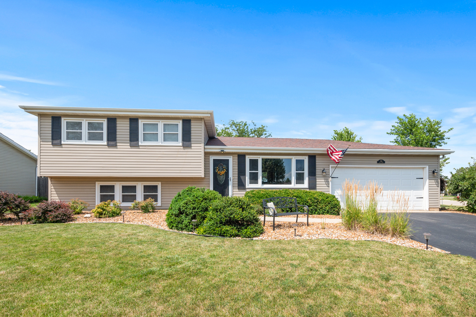 Property Photo:  701 Lake Court  IL 60451 