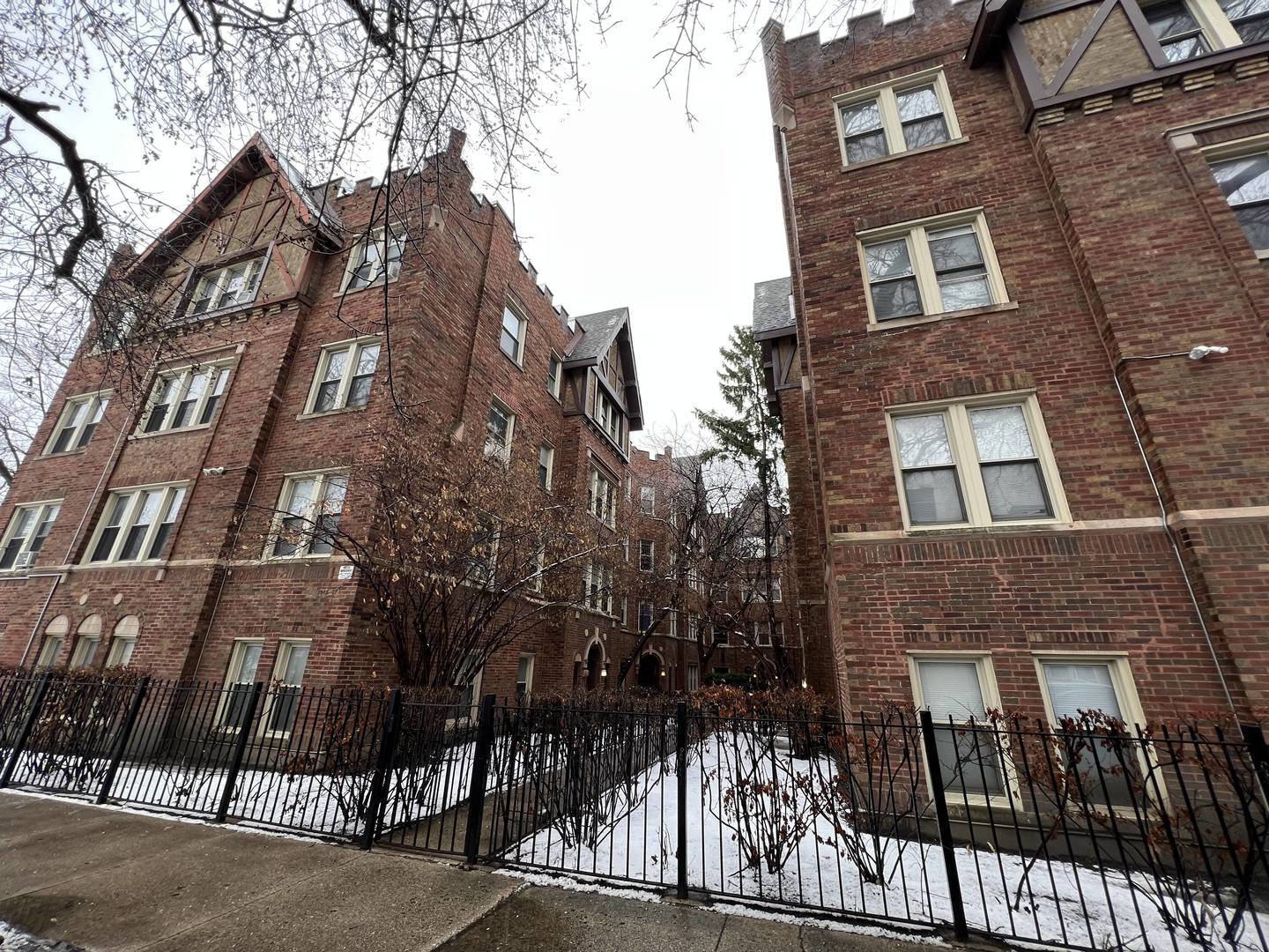 Property Photo: 4951 N Whipple Street 3W IL 60625