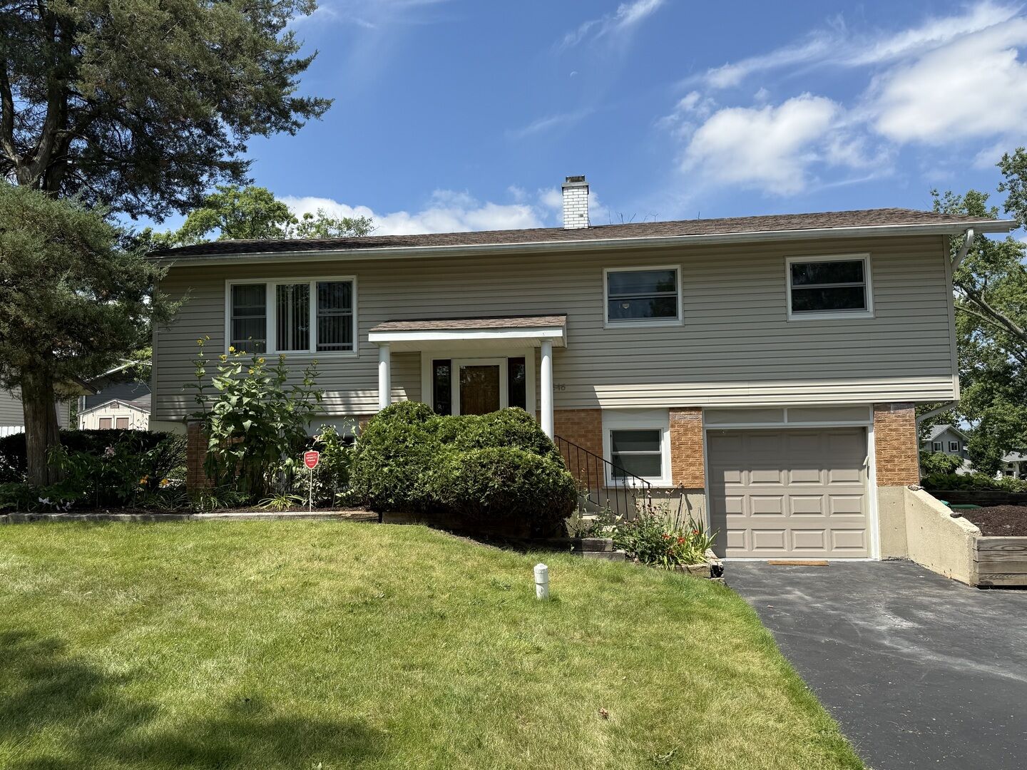 Property Photo: 2S546 Lloyd Avenue IL 60148