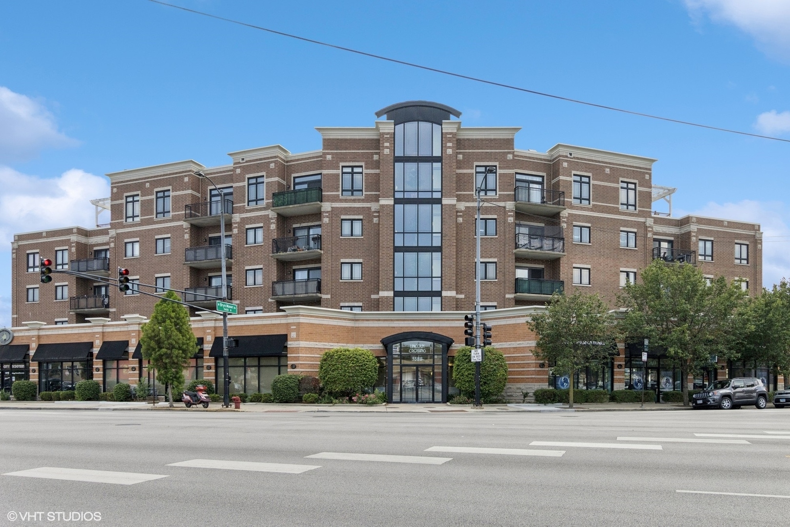 Property Photo: 5588 N Lincoln Avenue 404 IL 60625