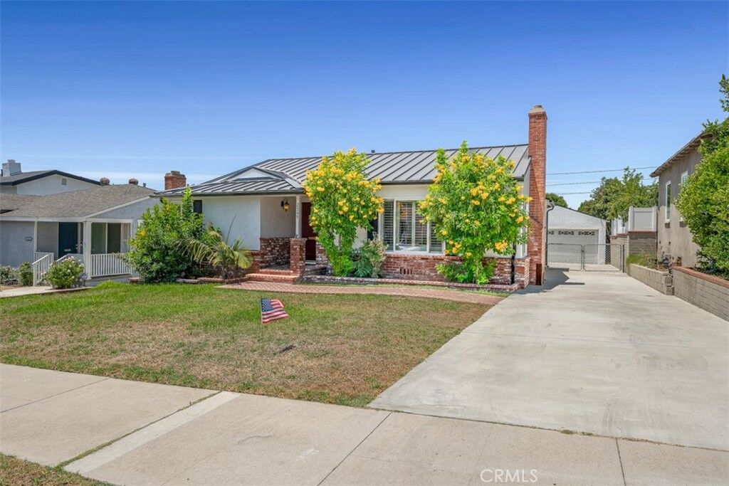 Property Photo: 2549 N Keystone Street CA 91504