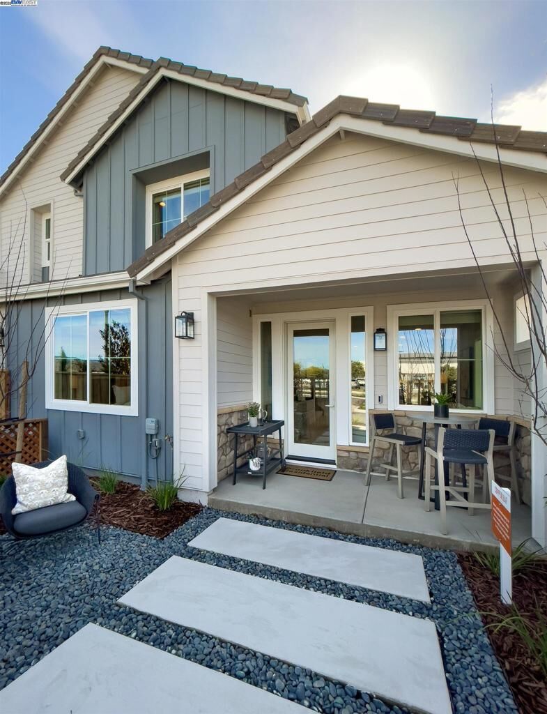 Property Photo:  119 Compass Drive 1803  CA 94558 