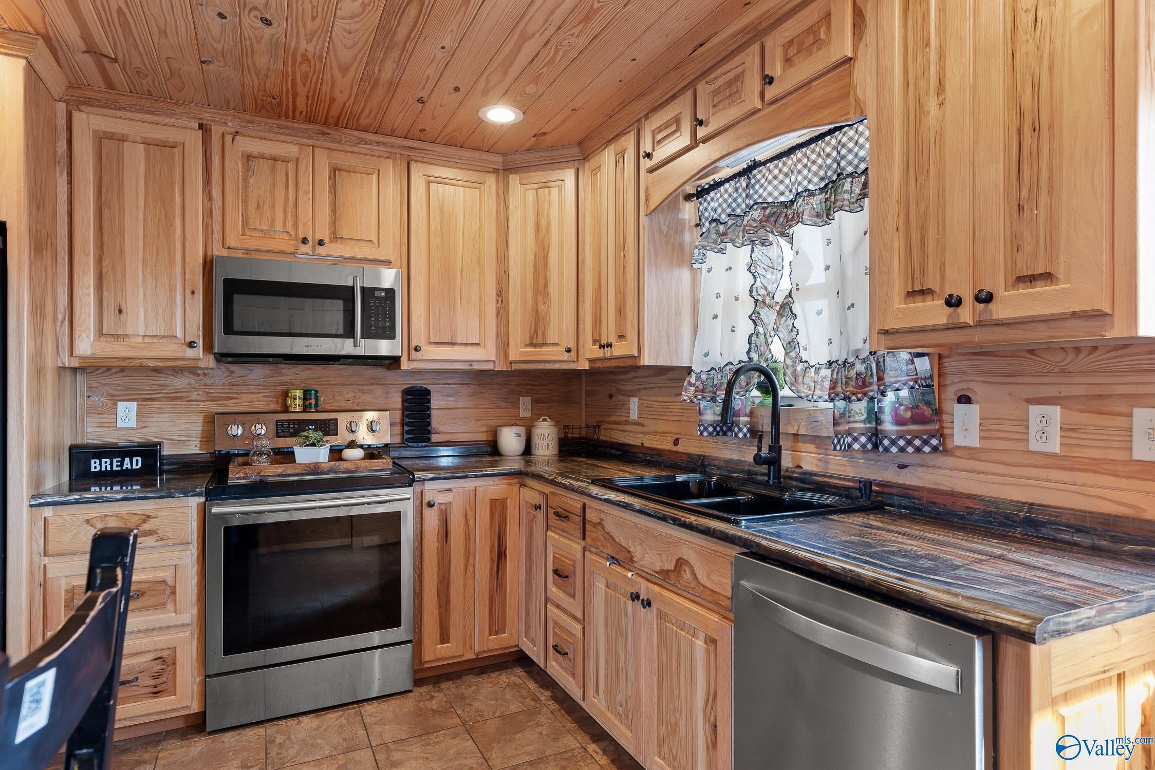 Property Photo: 540 County Road 685 AL 35966