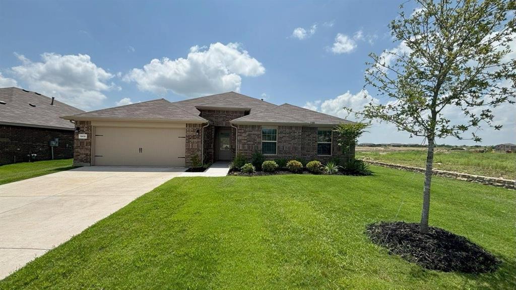 Property Photo: 1915 Heritage TX 76033