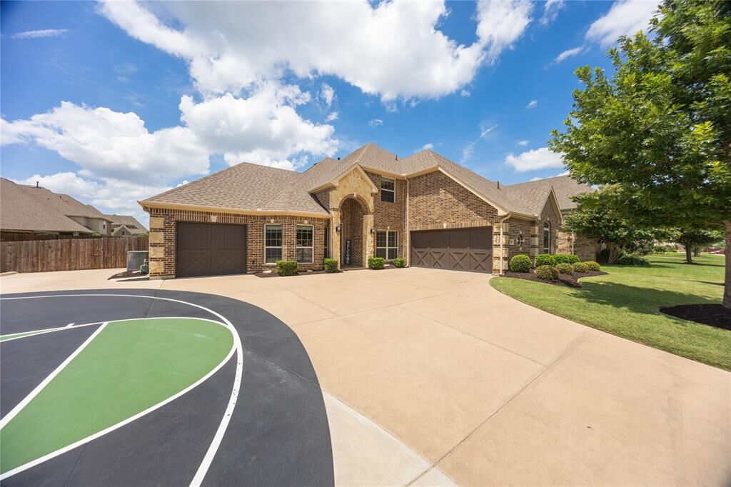 Property Photo: 4807 Quantrill Avenue TX 76063