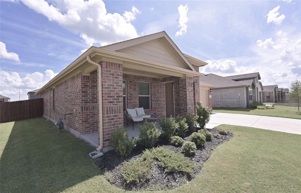 Property Photo:  613 Whitecomb Lane  TX 76247 